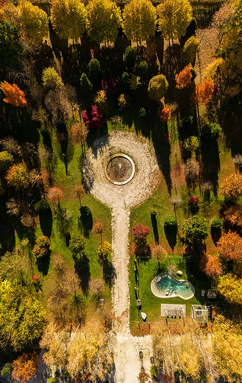 Luftbild eines runden Platzes im herbstlichen Baumpark